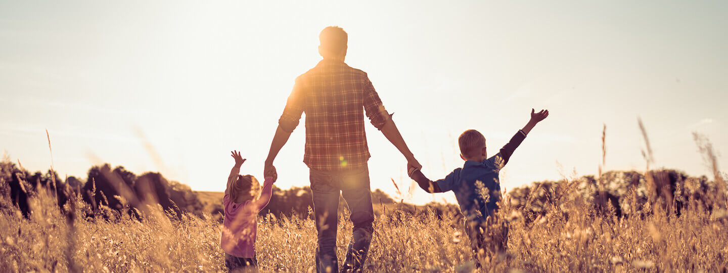 Familia corre feliz por un campo de trigo