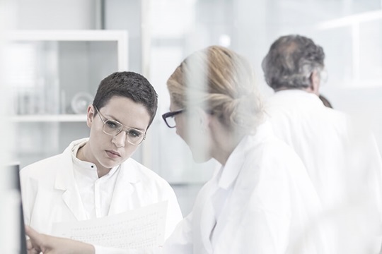 Investigadores dentro de un laboratorio